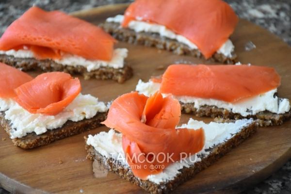 Положить ломтик рыбы