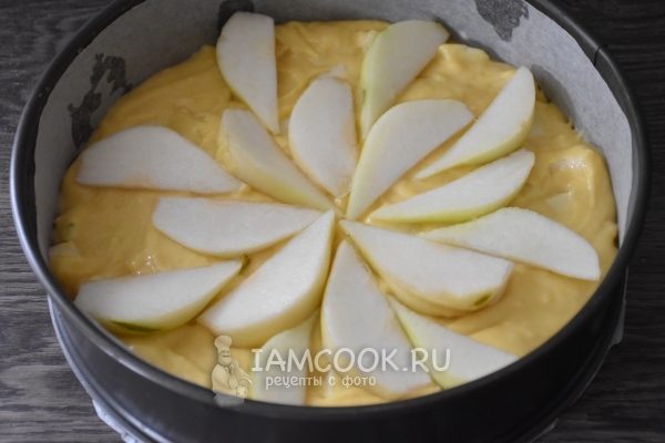 Выложить на тесто груши