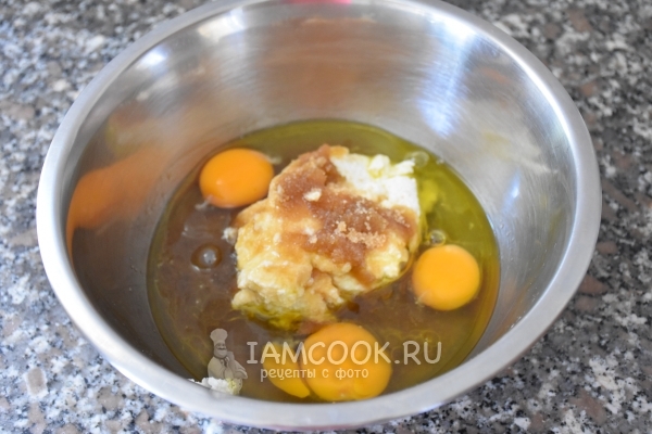 Соединить яйца, рикотту, сахар и масло