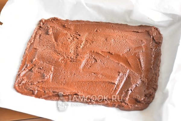 Выложить шоколадную массу в форму