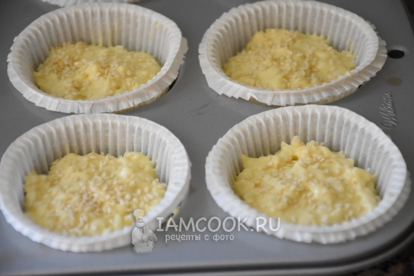 Переложить тесто в формочки