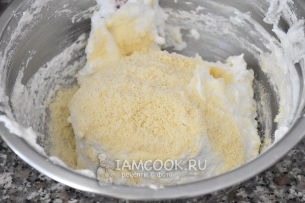 Всыпать миндальную муку