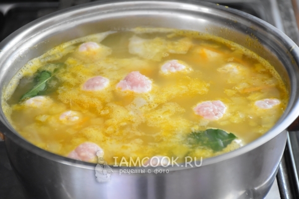 Положить фрикадельки в суп