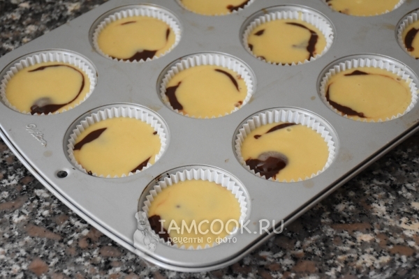 Выложить в формочки тесто