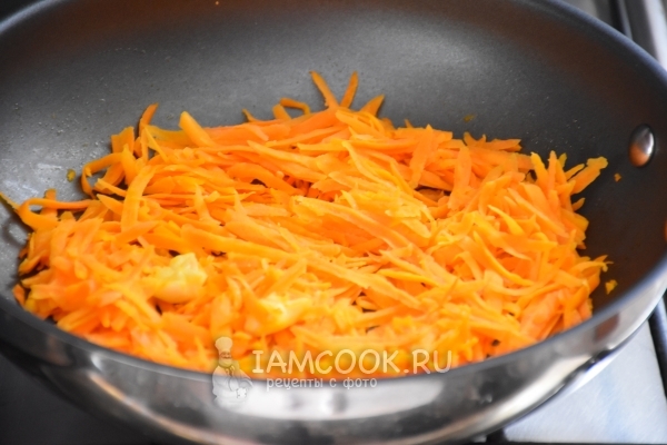 Обжарить морковь