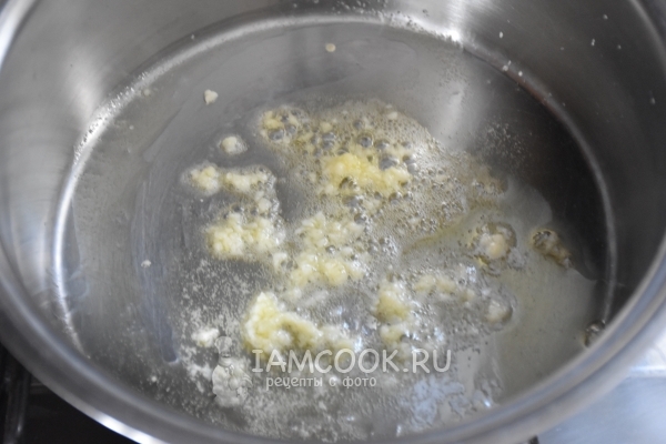 Обжарить чеснок