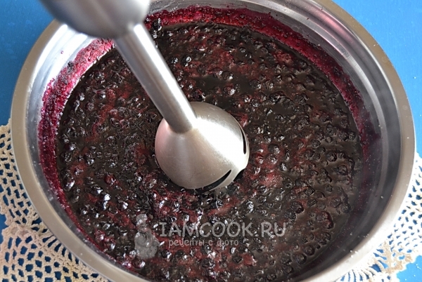 Измельчить чернику блендером