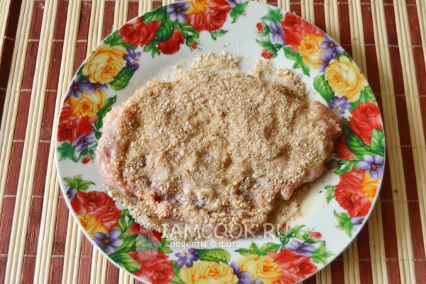 Обвалять мясо в сухарях