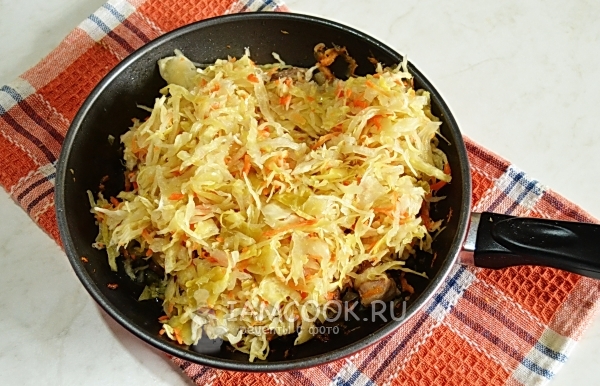 Положить капусту к мясу