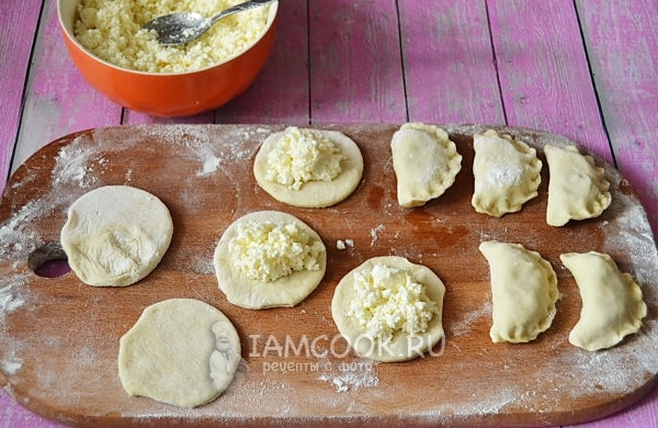 Положить на тесто начинку