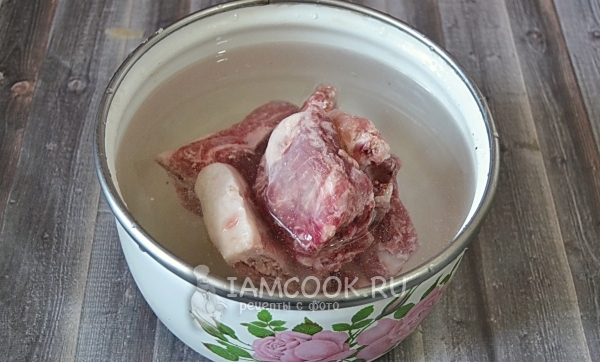 Положить свиные ребрышки в воду