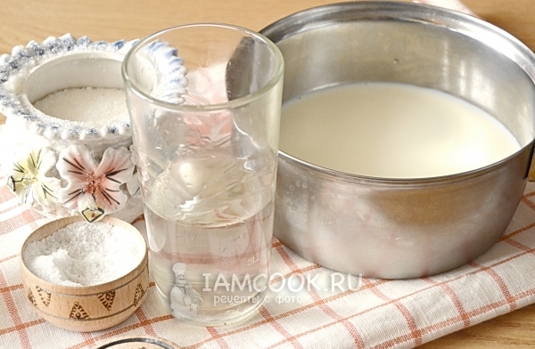 Влить в кастрюлю воду и молоко