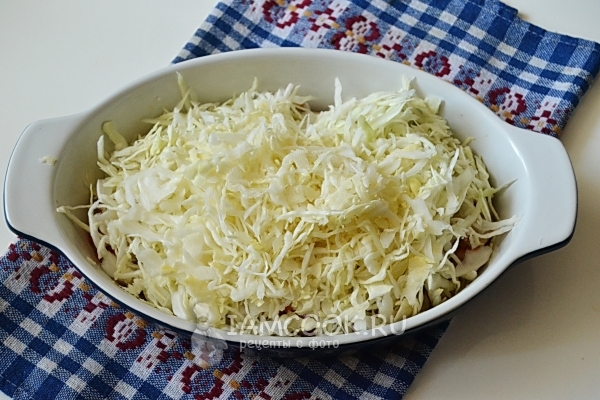 Положить на мясо капусту