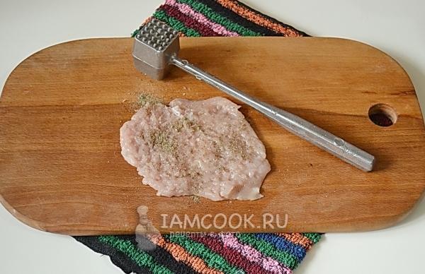 Посыпать мясо специями