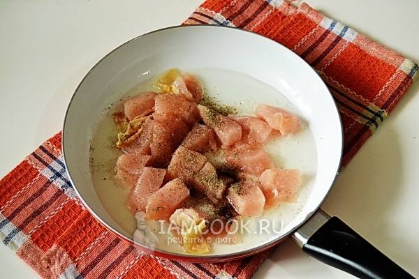 Обжарить куриное филе