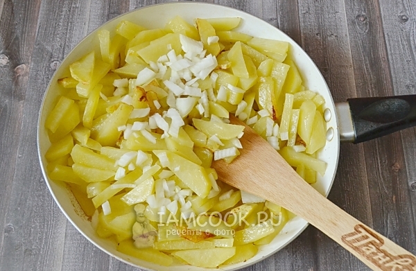 Положить лук к картофелю