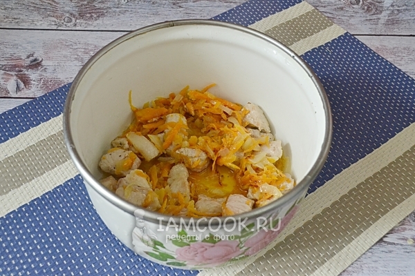 Положить мясо с овощами в кастрюлю