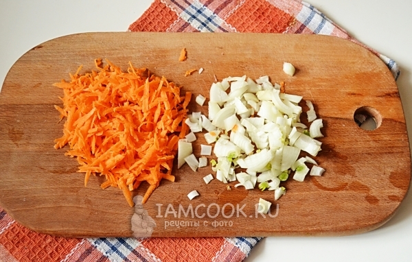 Измельчить лук и морковь