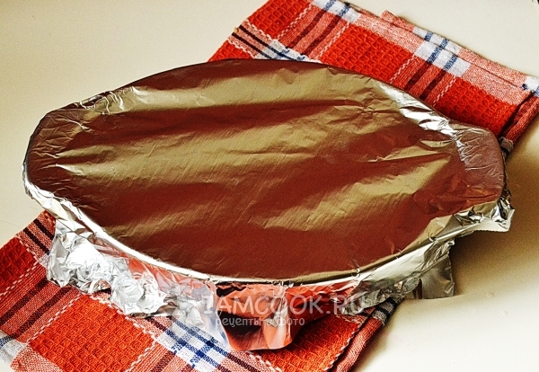 Накрыть форму фольгой