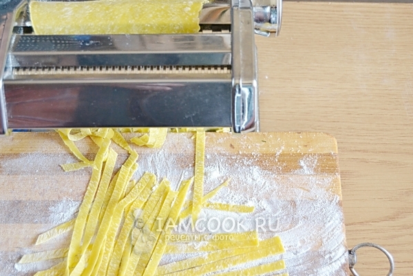 Порезать тесто на полоски