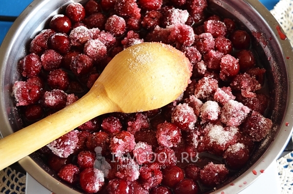 Размешать вишню с сахаром