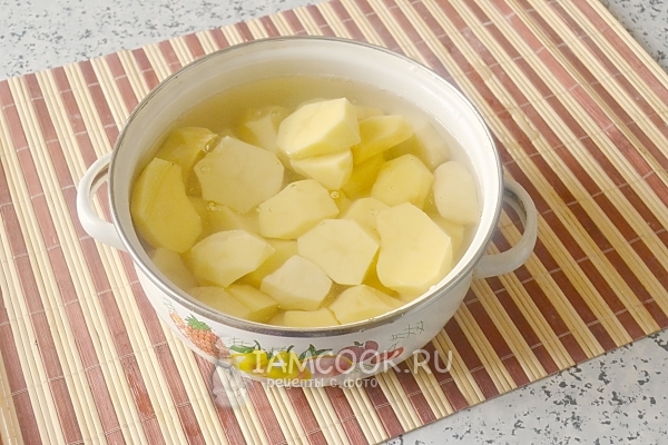 Положить картофель в кастрюлю с водой