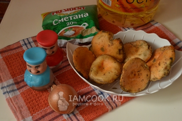 Ингредиенты для жареных рыжиков в сметане