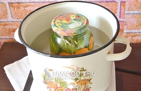 Простерилизовать банку с огурцами