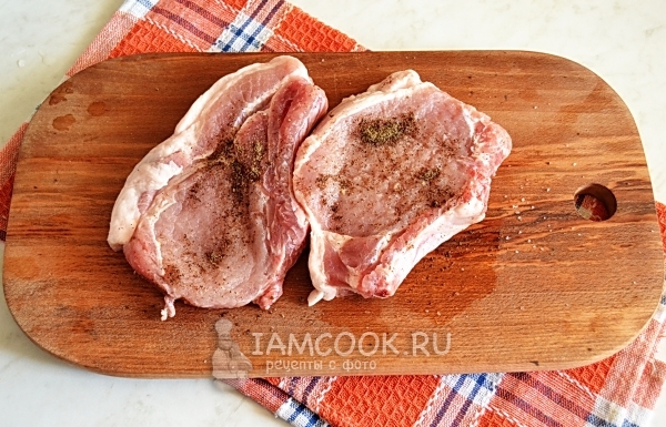 Посыпать солью и перцем