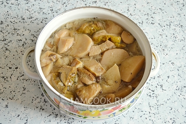 Положить грибы в маринад