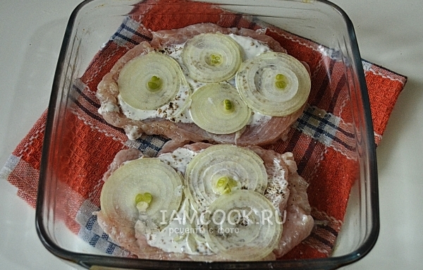 Положить на мясо лук