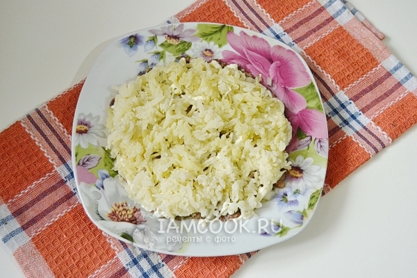 Положить слой картофеля