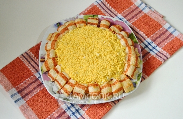 Украсить желтком и снеками