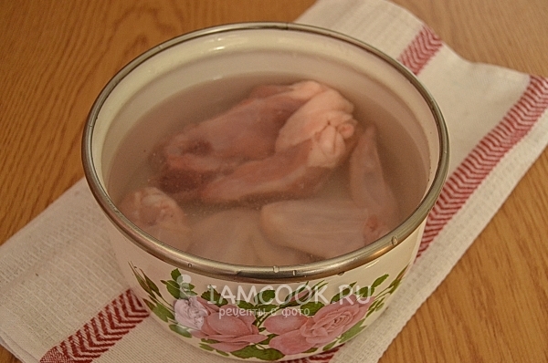 Положить курицу в кастрюлю с водой