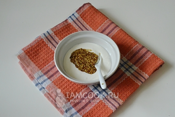 Соединить сметану с горчицей