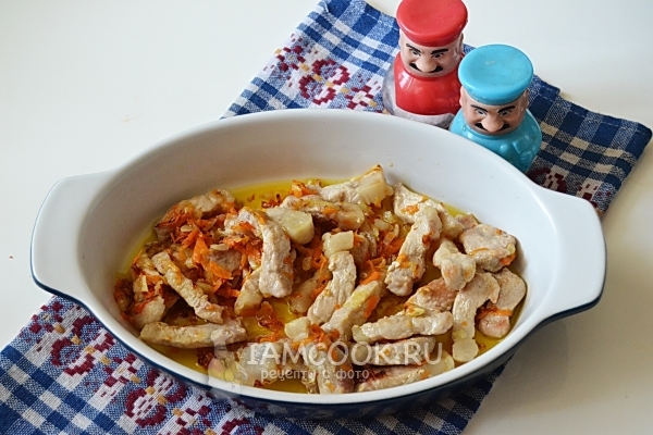 Положить мясо с овощами в форму