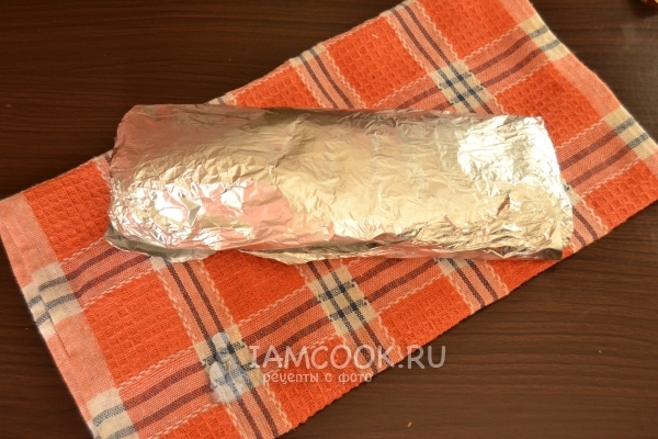 Завернуть мясо в фольгу