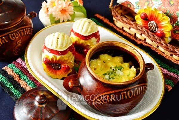 Фото курицы с картошкой и грибами в горшочках