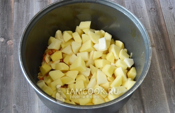 Положить картошку к курице