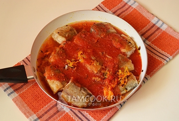 Положить рыбу и томатную заливку к овощам