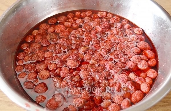 Дать клубнике с сахаром пустить сок