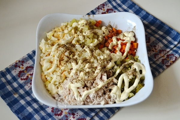 Добавить майонез, соль и перец