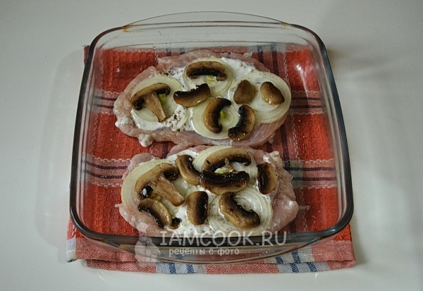 Положить на лук грибы