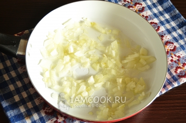 Положить лук на сковороду