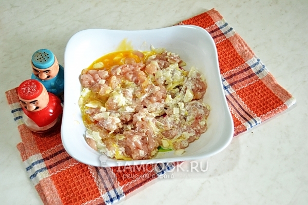 Соединить ингредиенты для фарша