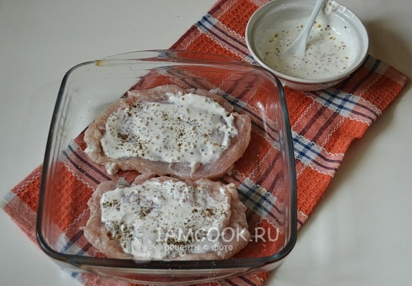 Смазать мясо соусом