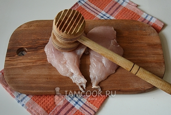 Отбить куриное филе