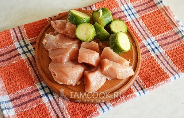 Порезать кабачок и куриное филе