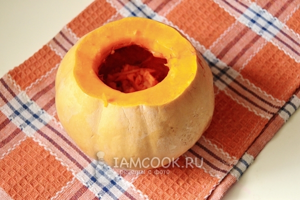 Положить мякоть тыквы в тыквенный горшочек