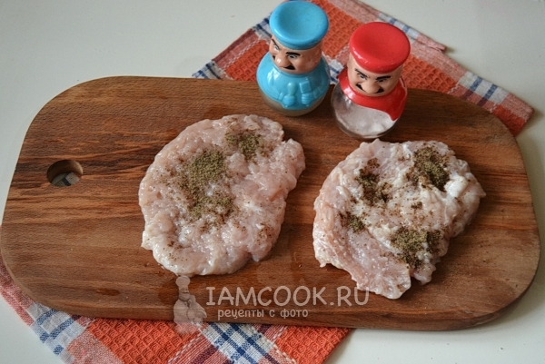 Посыпать солью и перцем